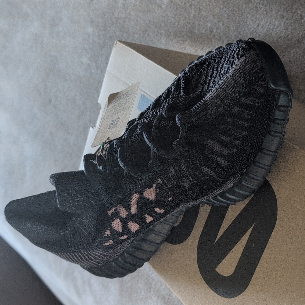 Yeezy 350 V2 Carbon